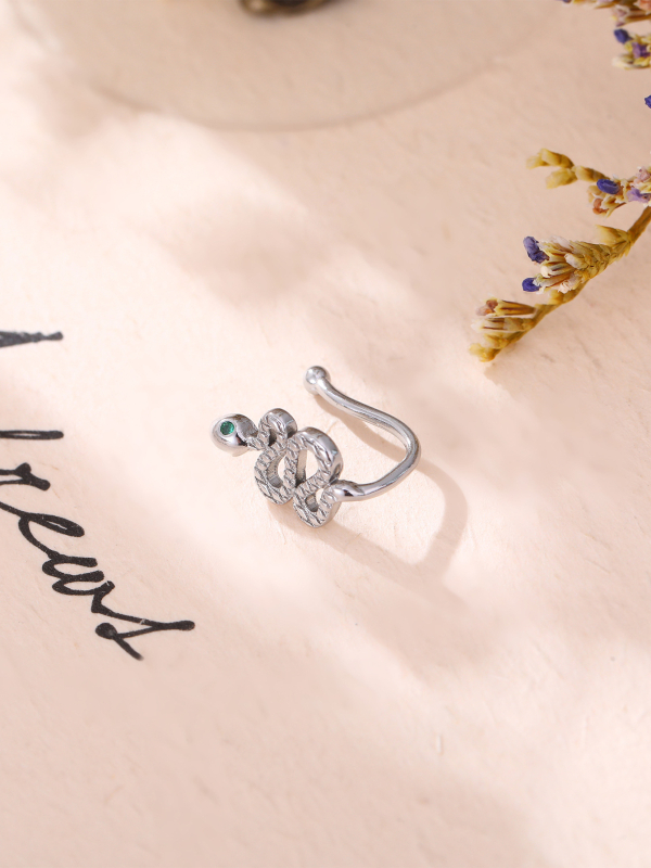 Hamis orrgyűrű – U-alakú kígyó dizájn, mikrobevonatos cirkónia, rézből készült alap, elektroplakolással bevont, nőies stílus