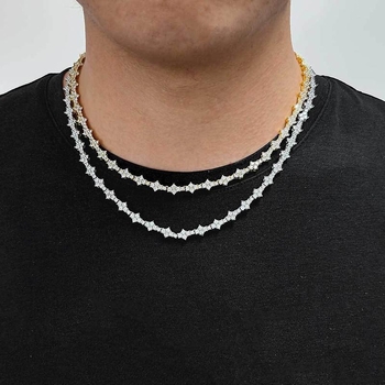 Muški ogrlica s kopčom od užeta, Materijal: Crveni grah, Obrada: Premazani metal, Zima 2025 (Tip: kopčom od užeta; Materijal: Crveni grah; Obrada: Premazani metal; Godina/Sezona: Zima 2025)