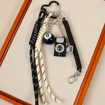 PU-rostos kötél kulcstartó kamerás és biliárd motívummal; eredeti dizájn, táska dísz; csillagok, hold, felhők és univerzum mintázat; félig kézzel készített; 2026 tavasz megjelenés