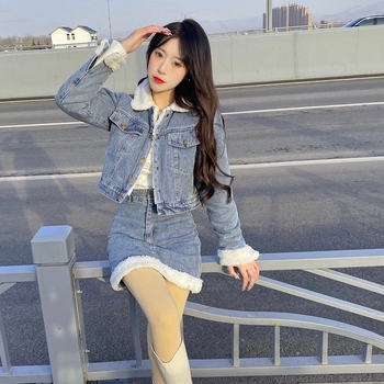 Set din două piese: geacă din denim cu căptușeală din lână de miel artificială și fustă scurtă cu talie înaltă, croială Slim; lungime 50–65 cm, rayon 50–70%