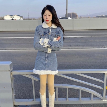 Set din două piese: geacă din denim cu căptușeală din lână de miel artificială și fustă scurtă cu talie înaltă, croială Slim; lungime 50–65 cm, rayon 50–70%