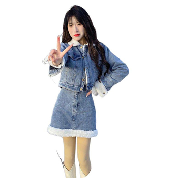 Set din două piese: geacă din denim cu căptușeală din lână de miel artificială și fustă scurtă cu talie înaltă, croială Slim; lungime 50–65 cm, rayon 50–70%