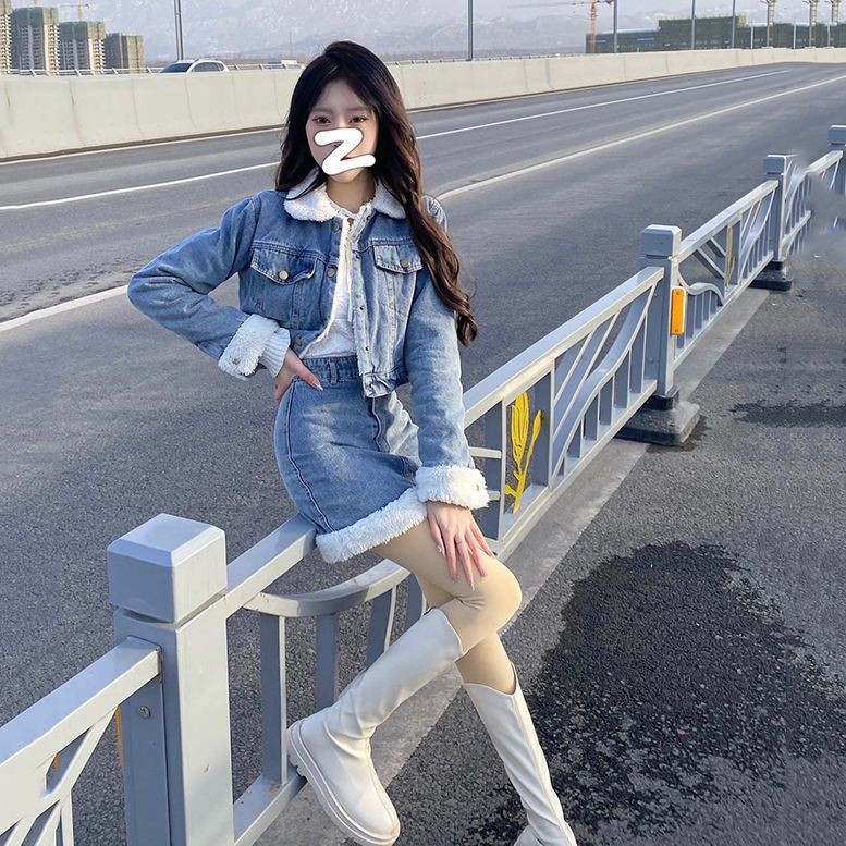 Set din două piese: geacă din denim cu căptușeală din lână de miel artificială și fustă scurtă cu talie înaltă, croială Slim; lungime 50–65 cm, rayon 50–70%