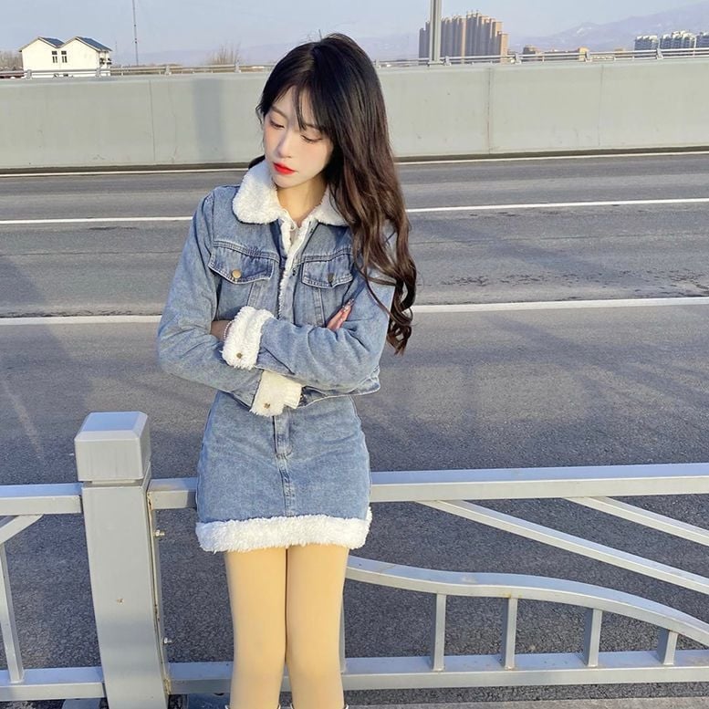 Set din două piese: geacă din denim cu căptușeală din lână de miel artificială și fustă scurtă cu talie înaltă, croială Slim; lungime 50–65 cm, rayon 50–70%
