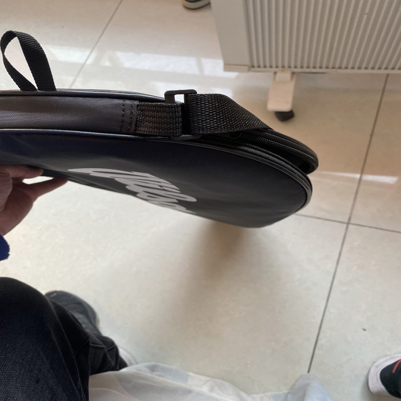 Tenisa raketes soma vienai raketei — plecu soma, no Oxford auduma, ūdensizturīga un nodilumizturīga, piemērota galda tenisam un badmintonam