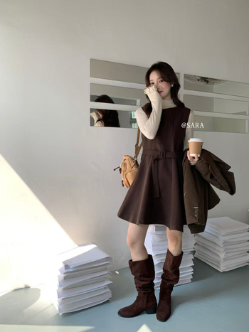 Elegantne sügisene A-siluetiline kleit ümmarguse kaelusega, varrukateta, taljevöö, puuvill-poliesteri kangas