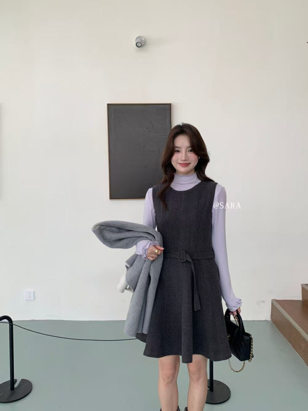 Elegantne sügisene A-siluetiline kleit ümmarguse kaelusega, varrukateta, taljevöö, puuvill-poliesteri kangas