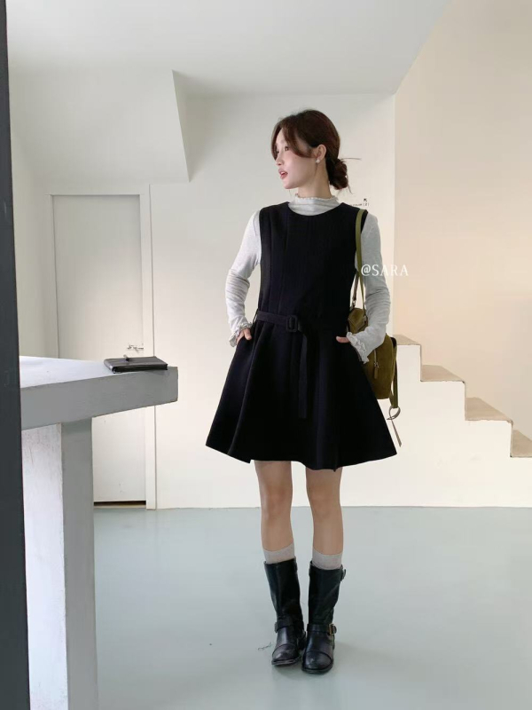 Elegantne sügisene A-siluetiline kleit ümmarguse kaelusega, varrukateta, taljevöö, puuvill-poliesteri kangas