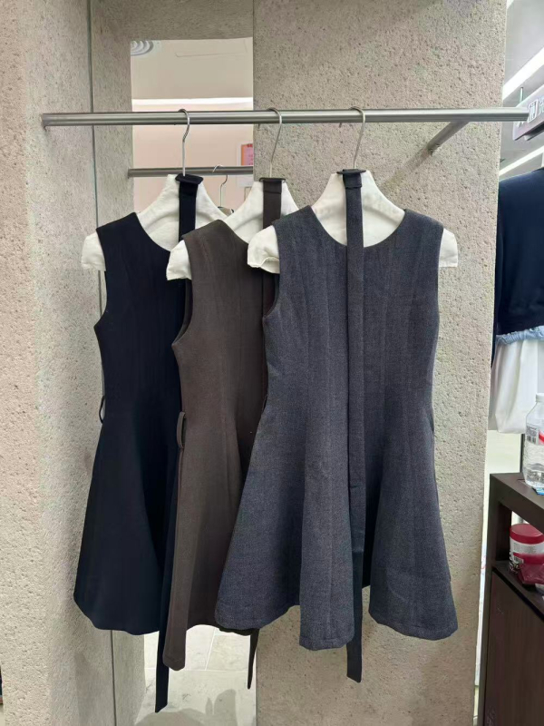 Elegantne sügisene A-siluetiline kleit ümmarguse kaelusega, varrukateta, taljevöö, puuvill-poliesteri kangas