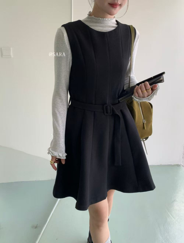 Elegantne sügisene A-siluetiline kleit ümmarguse kaelusega, varrukateta, taljevöö, puuvill-poliesteri kangas