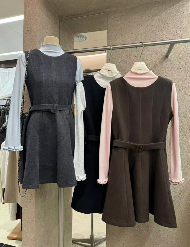 Elegantne sügisene A-siluetiline kleit ümmarguse kaelusega, varrukateta, taljevöö, puuvill-poliesteri kangas