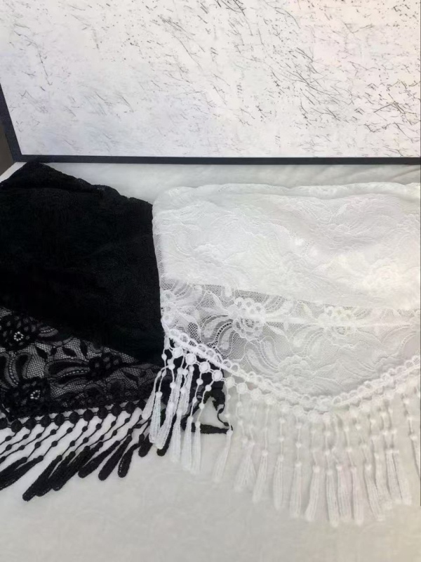 Čipkasti top bez ramena, uski kroj, cvjetni uzorak, srednje duljine 65–80 cm, materijal najlon/spandeks