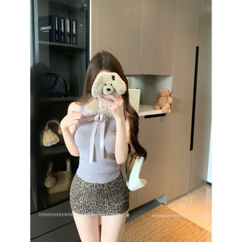 Halternyakú kötött top leválasztható szőrme gallérral, karcsúsított szabás, rövid fazon, városi stílus, poliészter 70–80%