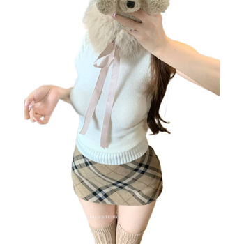 Halternyakú kötött top leválasztható szőrme gallérral, karcsúsított szabás, rövid fazon, városi stílus, poliészter 70–80%