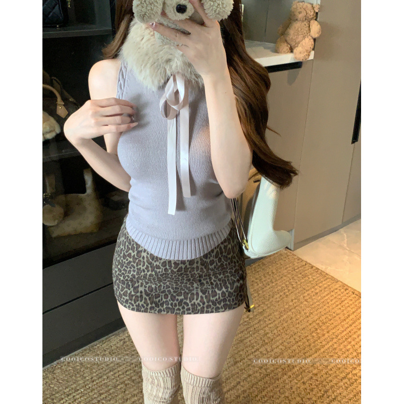 Halternyakú kötött top leválasztható szőrme gallérral, karcsúsított szabás, rövid fazon, városi stílus, poliészter 70–80%