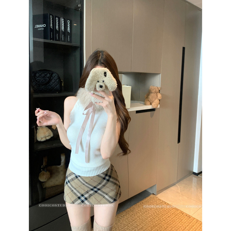 Halternyakú kötött top leválasztható szőrme gallérral, karcsúsított szabás, rövid fazon, városi stílus, poliészter 70–80%