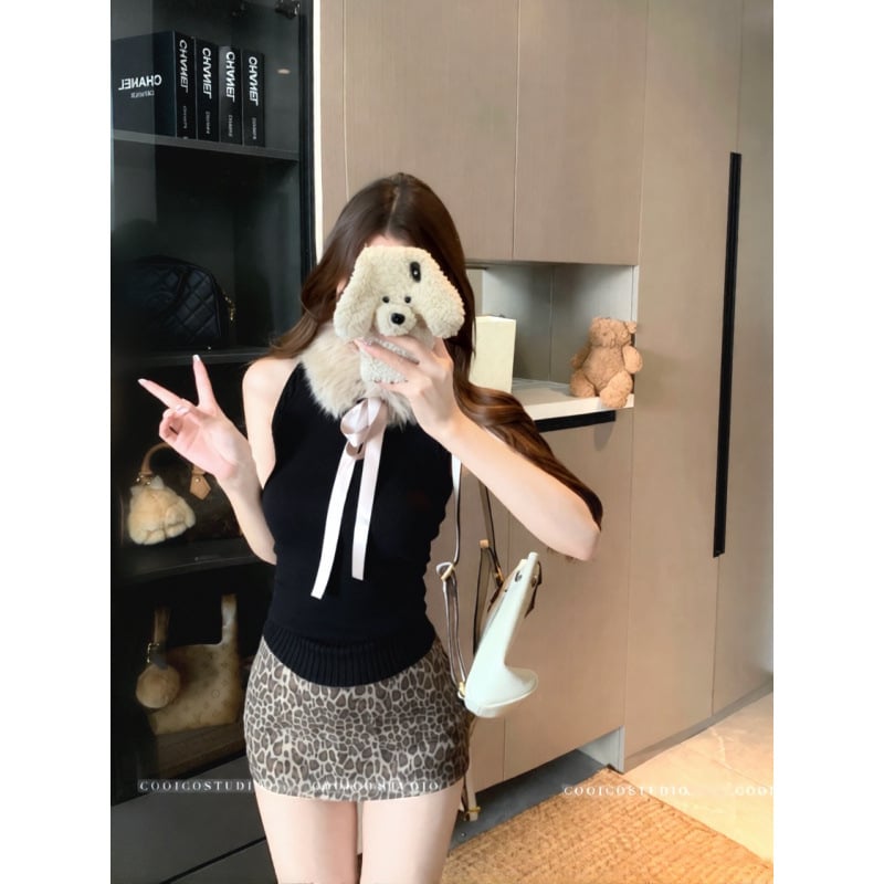 Halternyakú kötött top leválasztható szőrme gallérral, karcsúsított szabás, rövid fazon, városi stílus, poliészter 70–80%