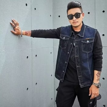 Férfi pamut munkás mellény, laza szabás, ujj nélküli, kardigán-stílusú, dupla előrész zárás, oldalsó zsebek, téli viselet