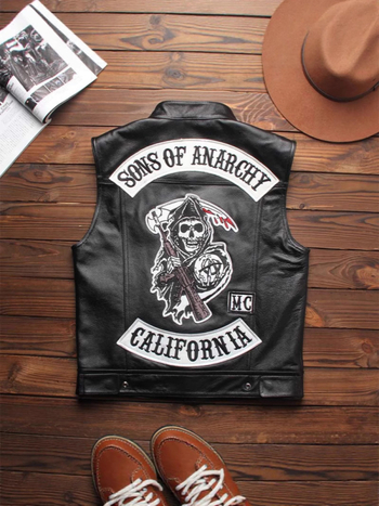 Говежда кожена жилетка със стойков яка, тесен силует, цип за закопчаване, мулти-логота бродерия, Harley Rider Club