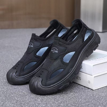 Vīriešu pludmales sandales – elpojošs tīkla augšējais materiāls, ūdensnecaurlaidīgas, pretslīdējoša PVC zole ar injekcijas formu, papēža augstums 2–3 cm