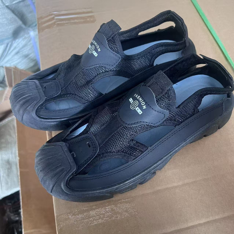 Vīriešu pludmales sandales – elpojošs tīkla augšējais materiāls, ūdensnecaurlaidīgas, pretslīdējoša PVC zole ar injekcijas formu, papēža augstums 2–3 cm