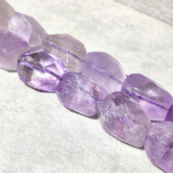 Perle - Prirodni kristal od minerala, facetirane, s prolaznom rupom kroz cijelu duljinu, okrugle perle; lagani luksuzni stil.