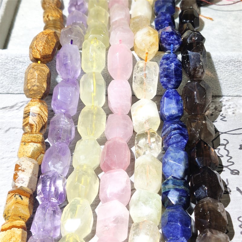 Perle - Prirodni kristal od minerala, facetirane, s prolaznom rupom kroz cijelu duljinu, okrugle perle; lagani luksuzni stil.