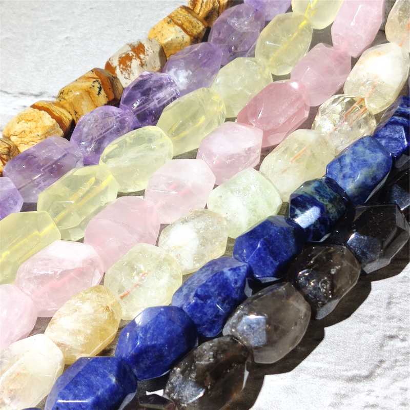 Perle - Prirodni kristal od minerala, facetirane, s prolaznom rupom kroz cijelu duljinu, okrugle perle; lagani luksuzni stil.