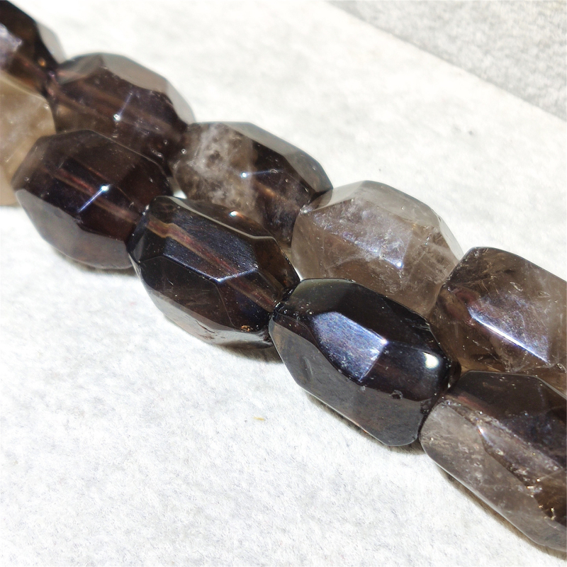 Perle - Prirodni kristal od minerala, facetirane, s prolaznom rupom kroz cijelu duljinu, okrugle perle; lagani luksuzni stil.