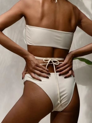 Ženski dvodijelni bikini, bez rukava, visokou elastičan najlon materijal (80% najlon / 20% elastan), podstava od poliestera (95% poliestera, 5% elastana), s umetkom za prsa, pogodno za plivanje