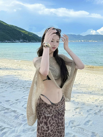 Bikini u resort stilu, jednofarbni bez naramenica, s jastučićima za prsa; materijal poliester/nylon 90%; težina 420 g; podstava poliester.