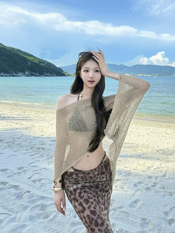 Bikini u resort stilu, jednofarbni bez naramenica, s jastučićima za prsa; materijal poliester/nylon 90%; težina 420 g; podstava poliester.