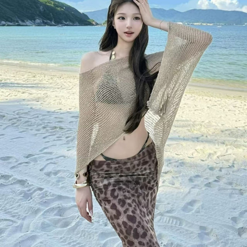 Bikini u resort stilu, jednofarbni bez naramenica, s jastučićima za prsa; materijal poliester/nylon 90%; težina 420 g; podstava poliester.