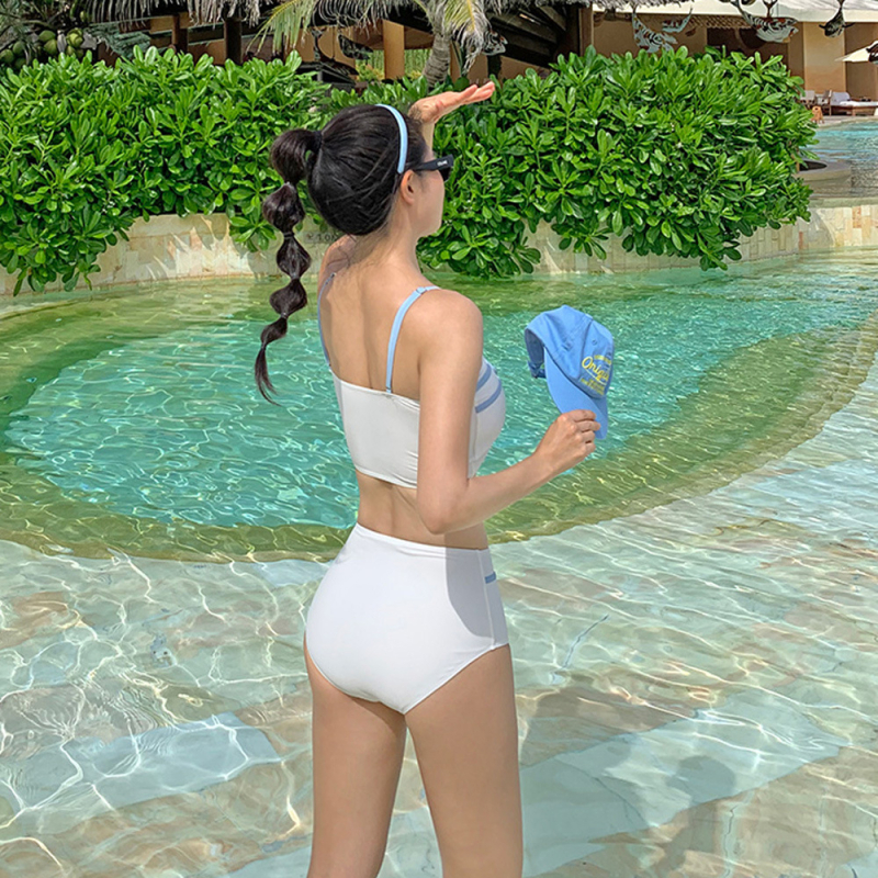 Ženski dvodijelni bikini s visokim strukom, napunjene košarice, brzo se suši; najlon, podstava poliester.