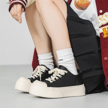 Meeste vabaajajalatsid skeiti jaoks, ümmarguse ninaga, PU pealmine, kummist tald, keskmise kõrgusega kand 3-5 cm, hingavad ja kulumiskindlad.