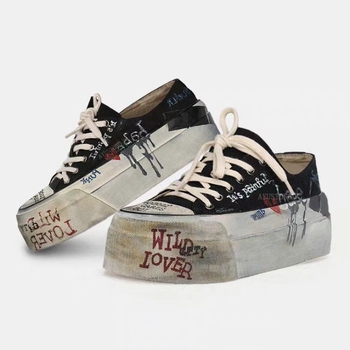 Sieviešu audekla kurpes ar rokraksta graffiti rakstu un augstumu palielinošu bieza zole; augšdaļa: audekls; iekšējā odere: mikrošķiedra; zole: gumija