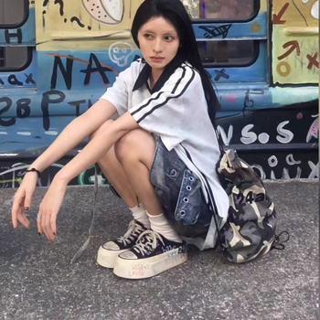 Sieviešu audekla kurpes ar rokraksta graffiti rakstu un augstumu palielinošu bieza zole; augšdaļa: audekls; iekšējā odere: mikrošķiedra; zole: gumija