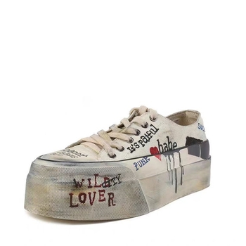 Sieviešu audekla kurpes ar rokraksta graffiti rakstu un augstumu palielinošu bieza zole; augšdaļa: audekls; iekšējā odere: mikrošķiedra; zole: gumija