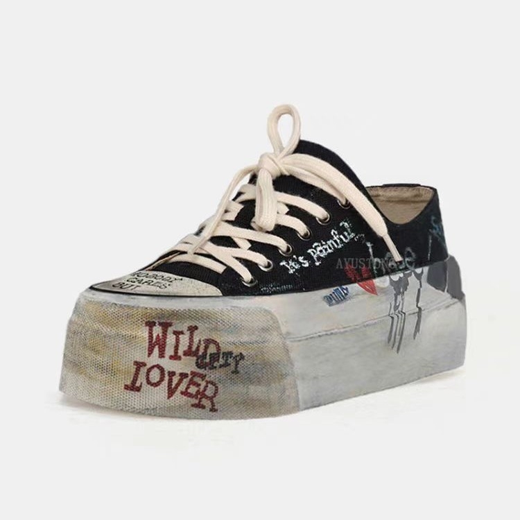 Sieviešu audekla kurpes ar rokraksta graffiti rakstu un augstumu palielinošu bieza zole; augšdaļa: audekls; iekšējā odere: mikrošķiedra; zole: gumija