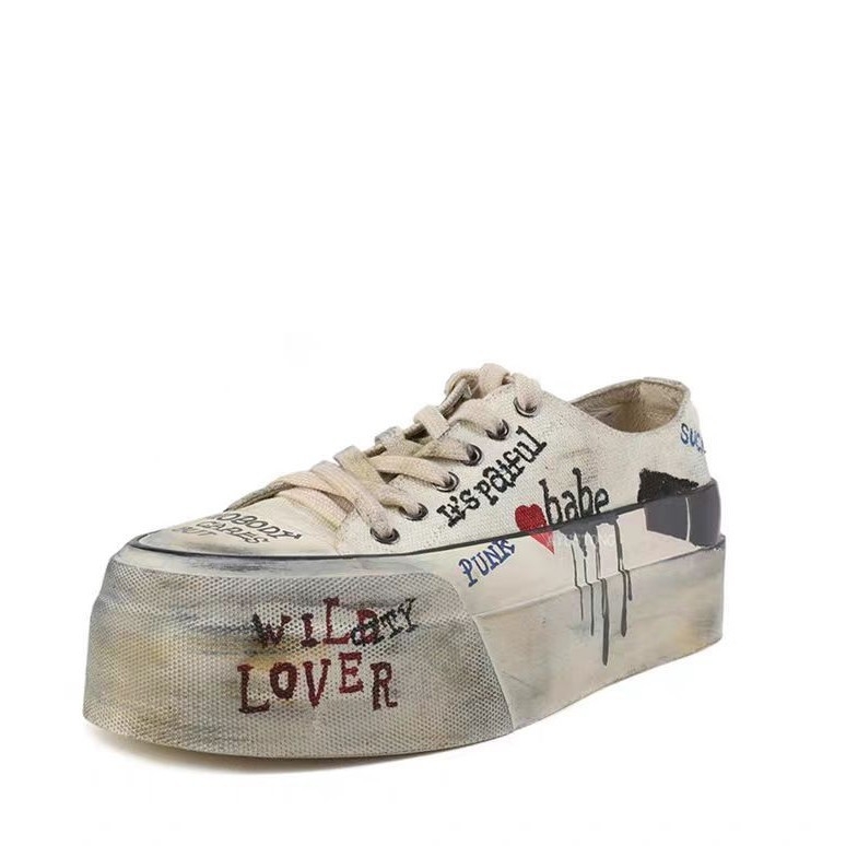 Sieviešu audekla kurpes ar rokraksta graffiti rakstu un augstumu palielinošu bieza zole; augšdaļa: audekls; iekšējā odere: mikrošķiedra; zole: gumija