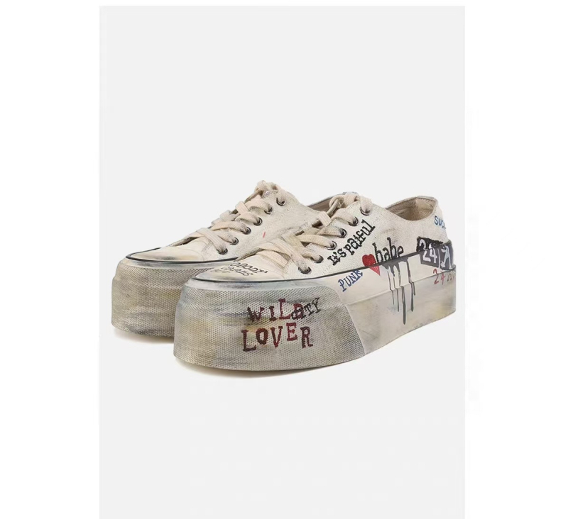 Sieviešu audekla kurpes ar rokraksta graffiti rakstu un augstumu palielinošu bieza zole; augšdaļa: audekls; iekšējā odere: mikrošķiedra; zole: gumija