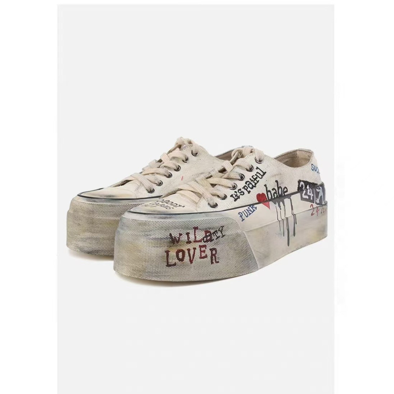 Sieviešu audekla kurpes ar rokraksta graffiti rakstu un augstumu palielinošu bieza zole; augšdaļa: audekls; iekšējā odere: mikrošķiedra; zole: gumija