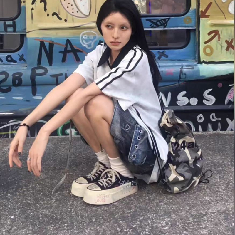 Sieviešu audekla kurpes ar rokraksta graffiti rakstu un augstumu palielinošu bieza zole; augšdaļa: audekls; iekšējā odere: mikrošķiedra; zole: gumija