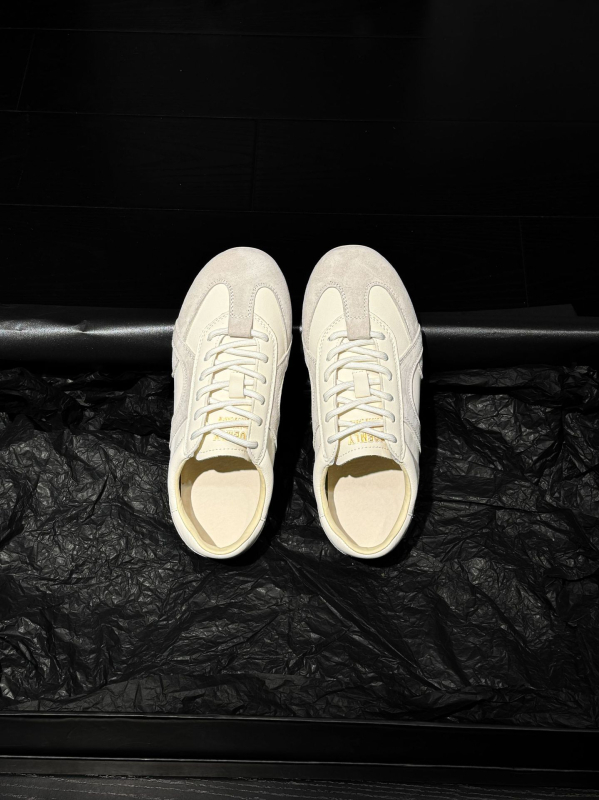 Дамски кожени ежедневни маратонки с двуслойна горна част от телешка кожа, двуслойна стелка от свинска кожа, гумена подметка, връзки, нисък връх (1–3 см)