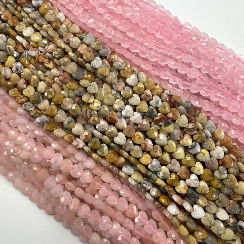 Természetes kő karkötő elemek négylevelű lóhere motívummal, Barokk stílus szív alakú részletekkel, szekciós vágási technika, márka Lildbz