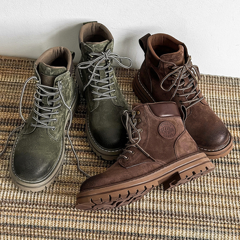 Μάρτιν μποτάκια με επάνω μέρος από σουέντ και δέρμα χοίρου, καουτσούκ σόλα, χοντρό τακούνι 3–5 cm, μεσαίου ύψους γάμπας