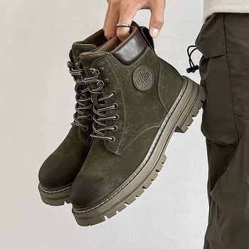 Μάρτιν μποτάκια με επάνω μέρος από σουέντ και δέρμα χοίρου, καουτσούκ σόλα, χοντρό τακούνι 3–5 cm, μεσαίου ύψους γάμπας