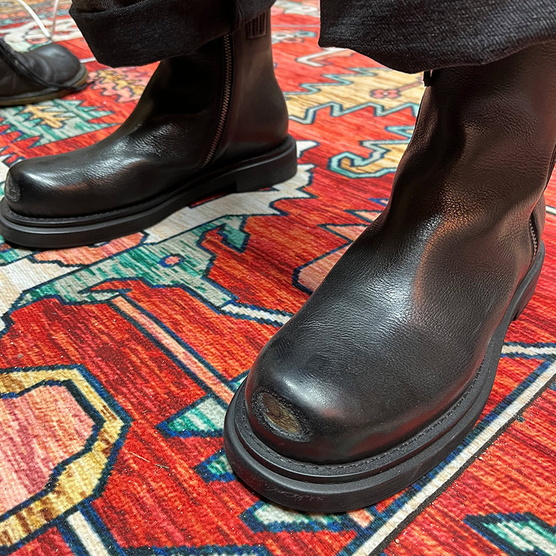 Μάρτιν μποτάκια για άνδρες με πλευρικό φερμουάρ, επάνω μέρος από δέρμα πρώτης στρώσης, καουτσούκ σόλα, στρογγυλή μύτη, μεσαίο ύψος τακουνιού 3–5 εκ