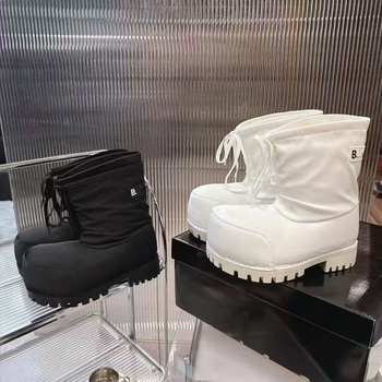 Снежни ботуши с високи горнища, кръгъл нос, ток 3–5 cm, външна част от пух, вътрешност овча кожа