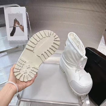 Снежни ботуши с високи горнища, кръгъл нос, ток 3–5 cm, външна част от пух, вътрешност овча кожа